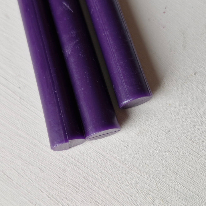 Handmade violet sealing wax sticks with a smooth texture, 11mm diameter. Perfect for creating seals, available in a 10-pack.