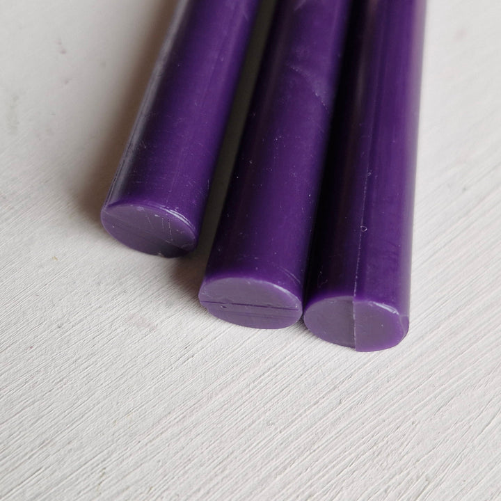 Close-up of violet sealing wax sticks, 11mm diameter, smooth finish. Ideal for crafts and sealing projects, sold in a 10-pack.